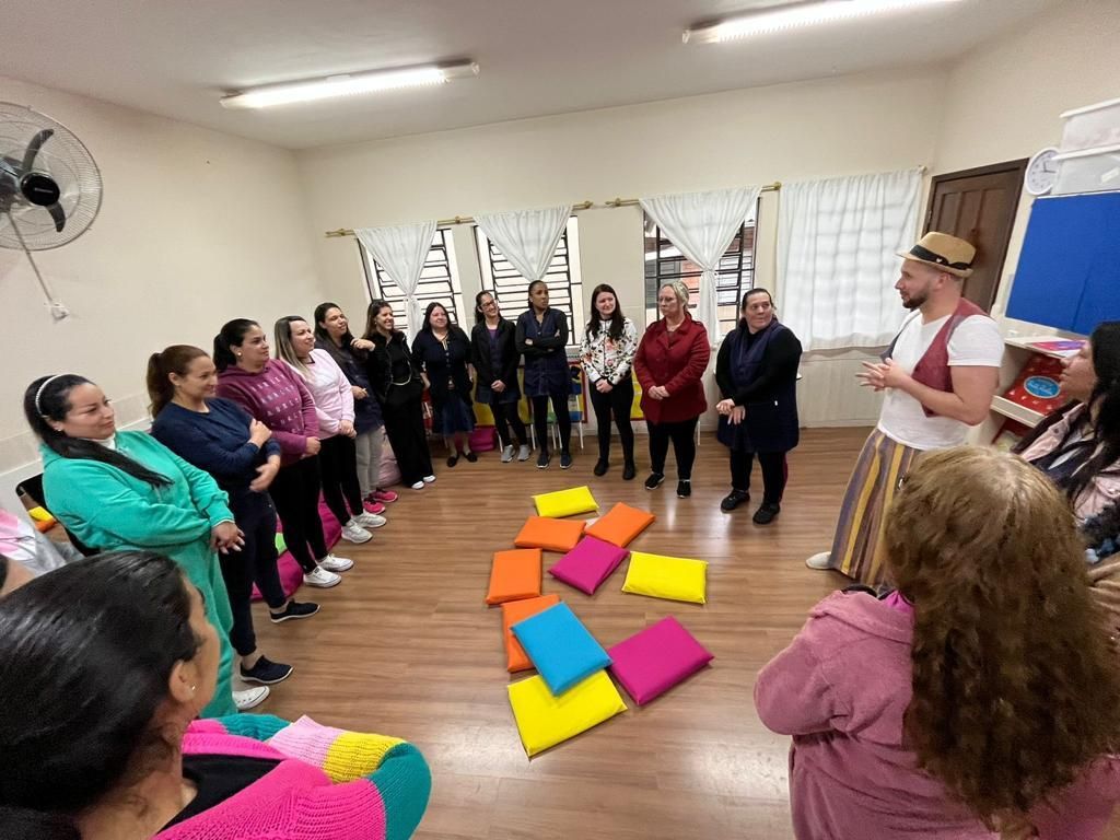 Palestra sobre psicomotricidade conduzida pelas profissionais Maria Silva Slaviero Mueller Martinucci e Pâmella Wojcik Major