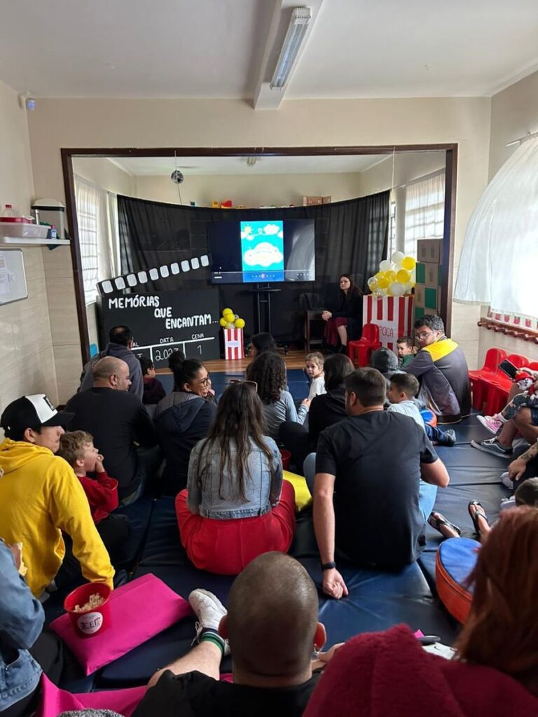 Professores da creche participam da palestra Ensinar e Encantar ministrada por Raquel Stapassoli