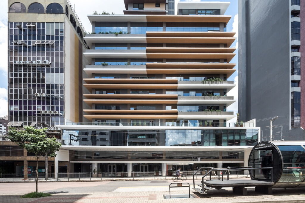 Localizado no Juvevê, Curitiba, o JG1698 é um edifício comercial alinhado aos princípios ESG com certificação LEED Gold e selo Fitwel